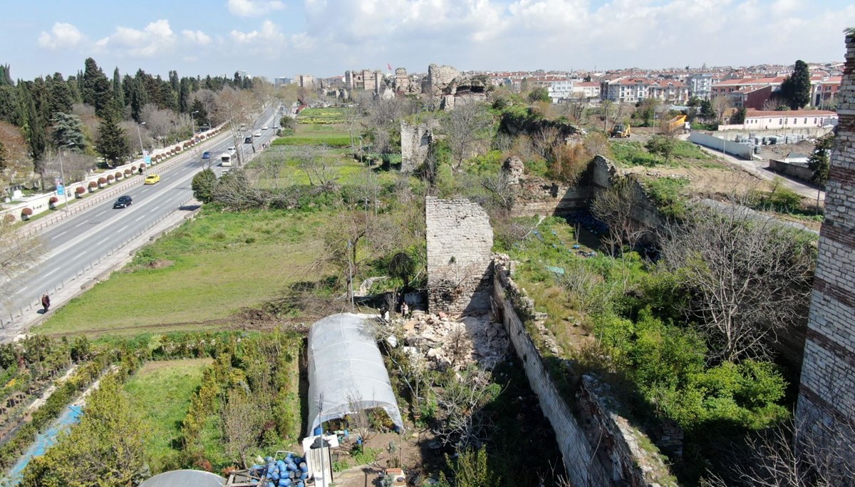 Fatih'te çöken tarihi surlar havadan görüntülendi