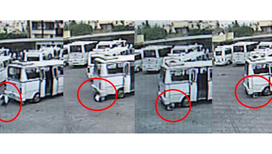 Minibüs altında kaldı, yara almadan kurtuldu