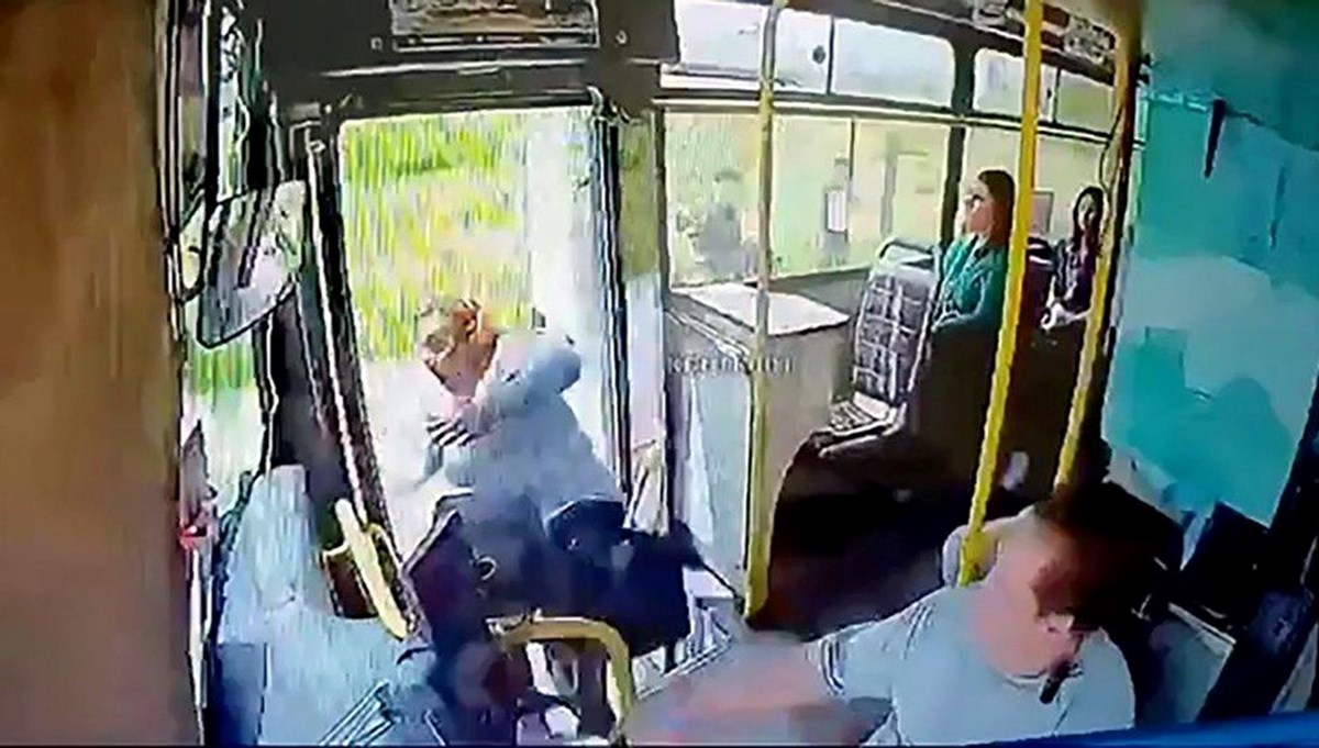 Kapısı açık otobüsten düşen kadının ölümü: Otobüs şoförüne hapis cezası ve tahliye Kapısı açık otobüsten düşen kadının ölümü: Otobüs şoförüne hapis cezası ve tahliye
