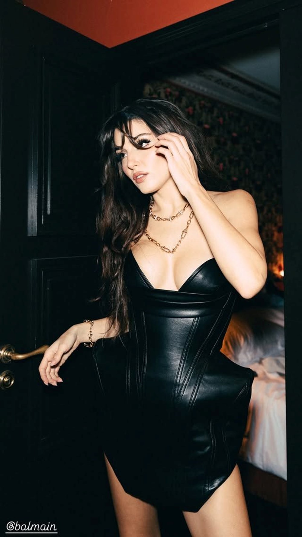 Hande Erçel'in Paris stili çok beğenildi! Ünlü oyuncu moda haftasına damga vurdu - 2