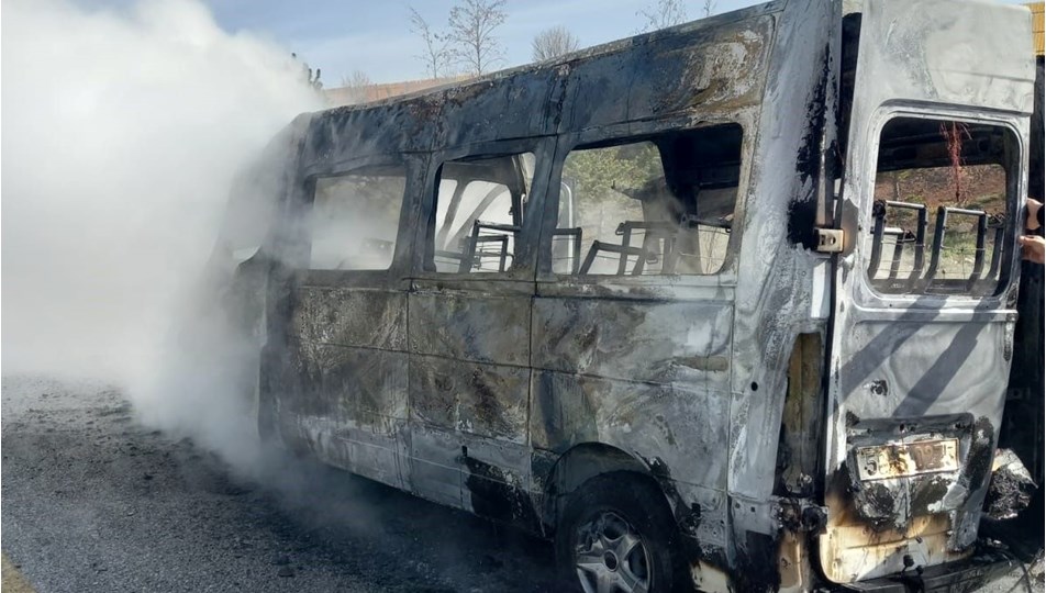 Minibüs alev alev yandı