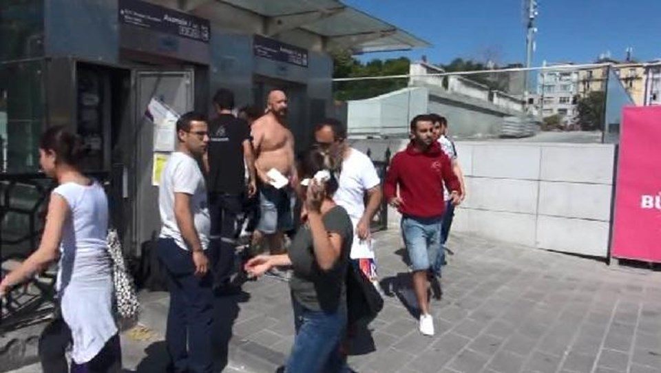 Taksim Meydanı'nda asansörde mahsur kaldılar - 1