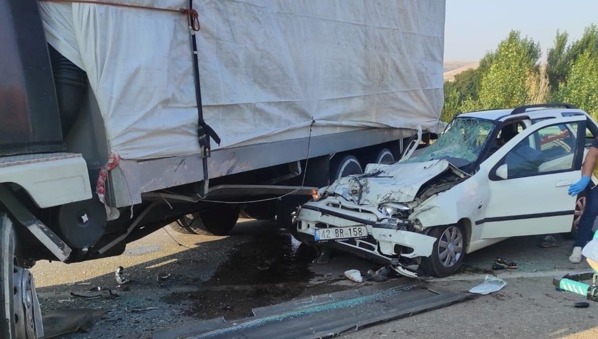 Konya'da kamyona çarpan otomobildeki 3 kişi öldü, 2 kişi ağır yaralandı