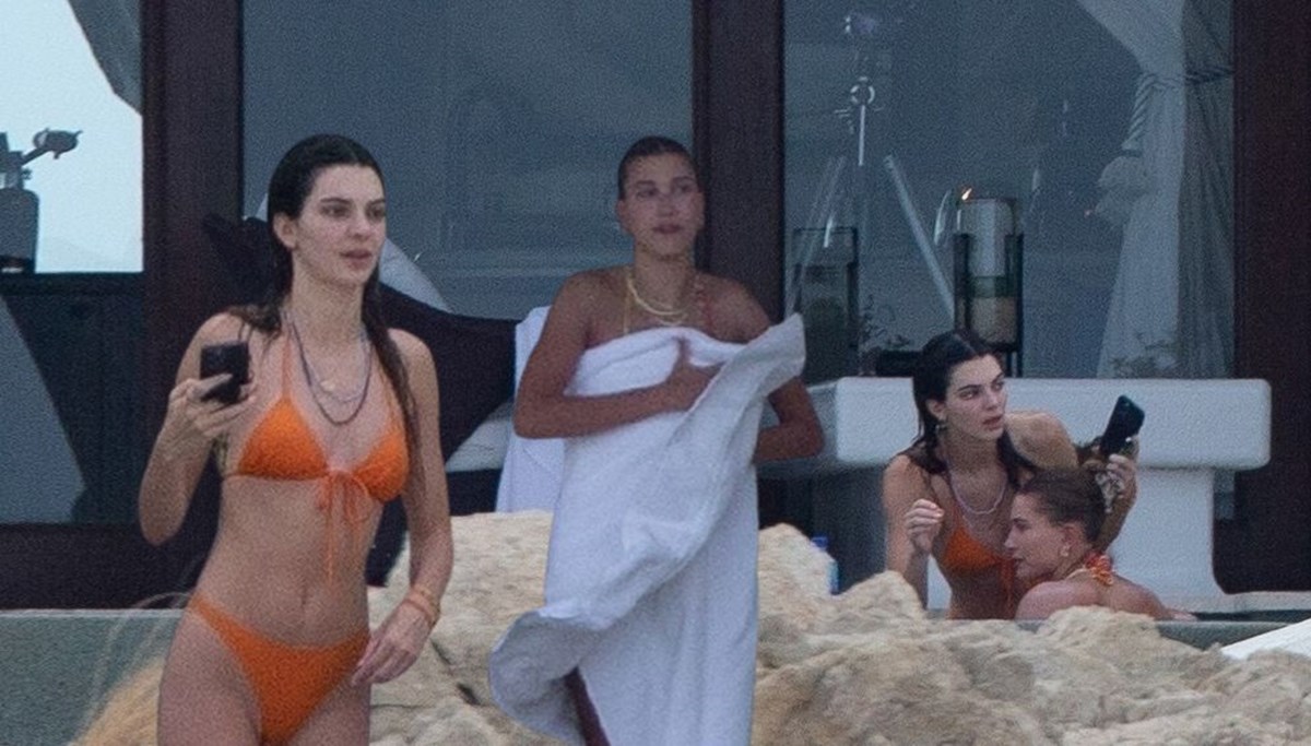 Kendall Jenner ve Hailey Baldwin tatilde