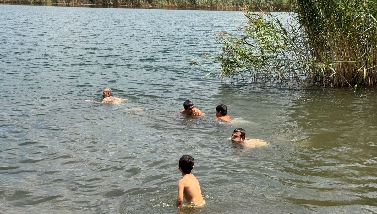 Sıcaktan kaçan 1700 rakımlı gölde serinliyor: Doğal bir havuz gibi