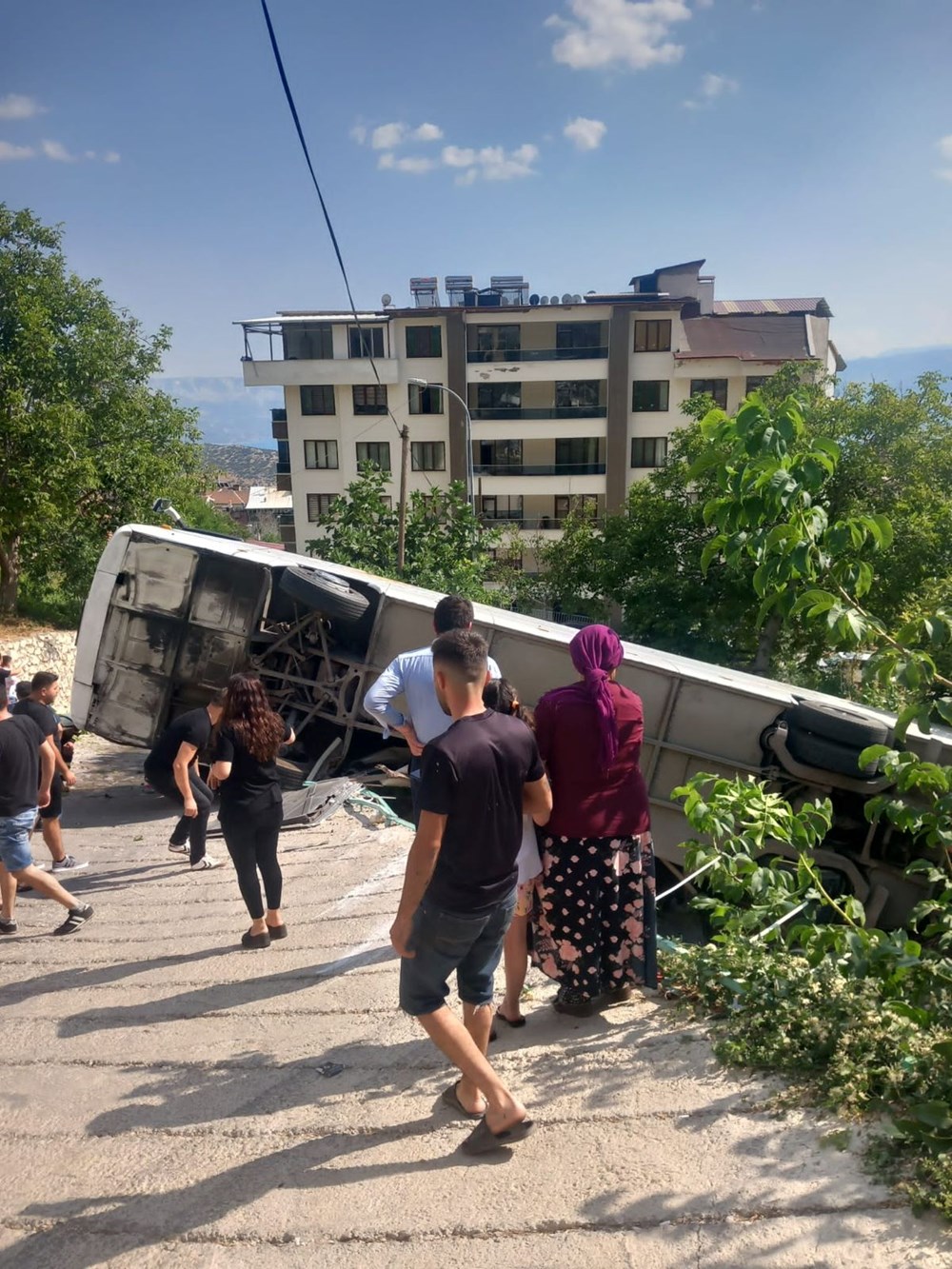 Karaman'da tur otobüsü devrildi: 3'ü ağır 26 kişi yaralandı - 2