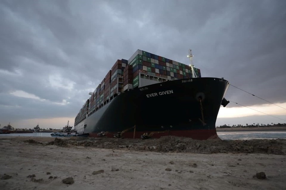 Süveyş Kanalı'nda karaya oturan "The Ever Given" gemisi aylar sonra kanaldan yeniden geçti - 1