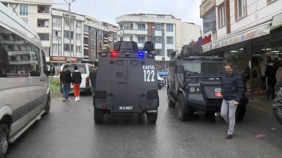 İstanbul Esenyurt'ta silahlı, kılıçlı kavga - 2