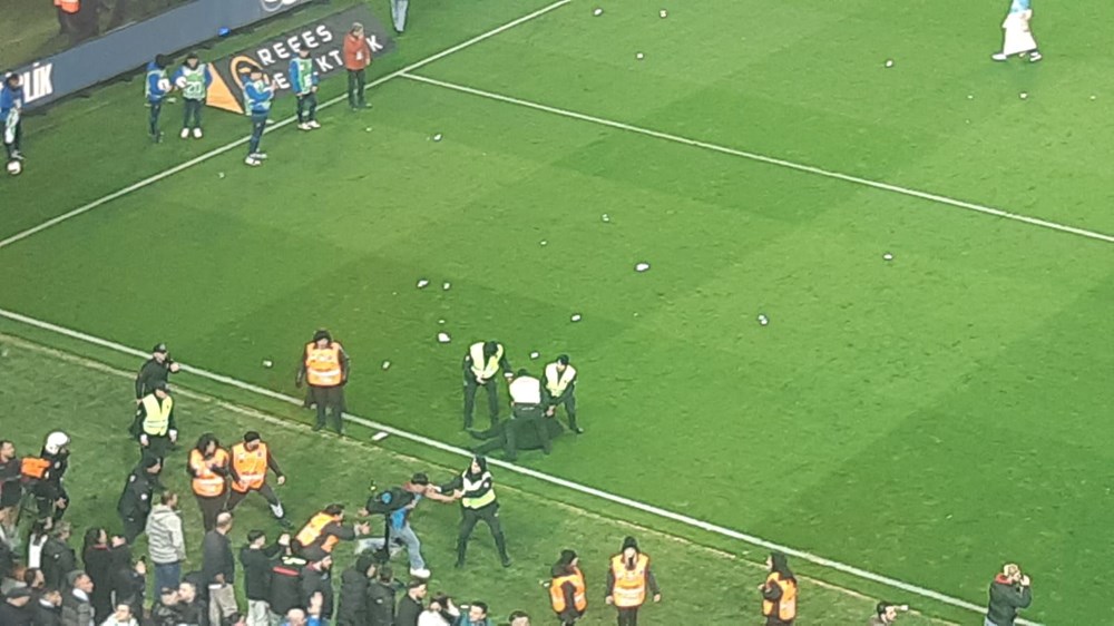 Trabzon'da maç sonu saha karıştı: 12 kişi gözaltında - 8