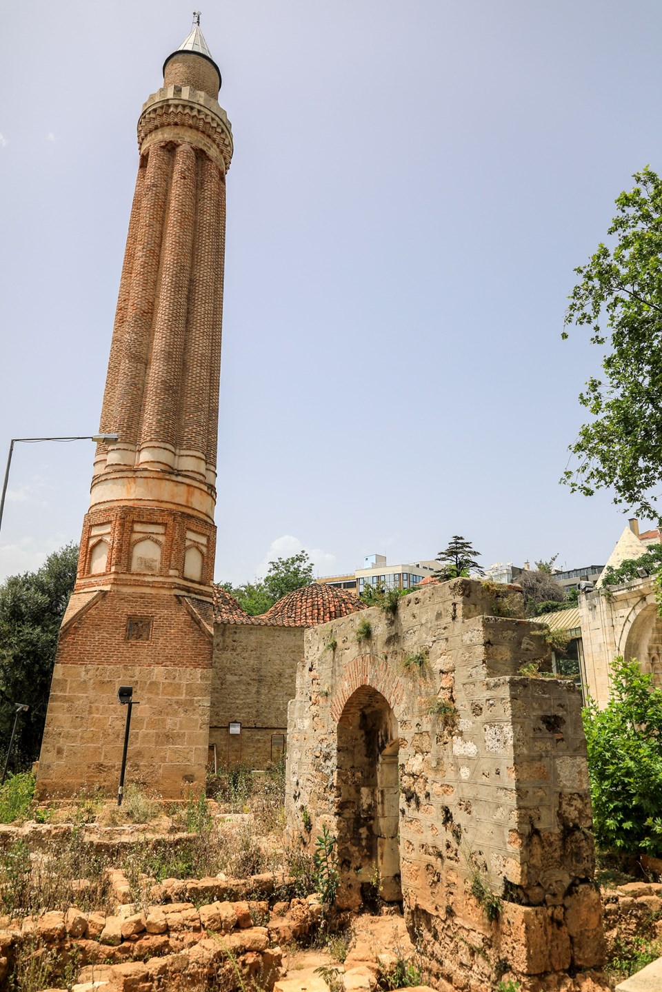 UNESCO listesindeki tarihi Yivli Minare'de 40 mezar bulundu - 1