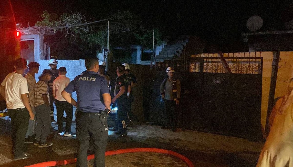 Ailesinin evini yaktı, linçten polis kurtardı Ailesinin evini yaktı, linçten polis kurtardı