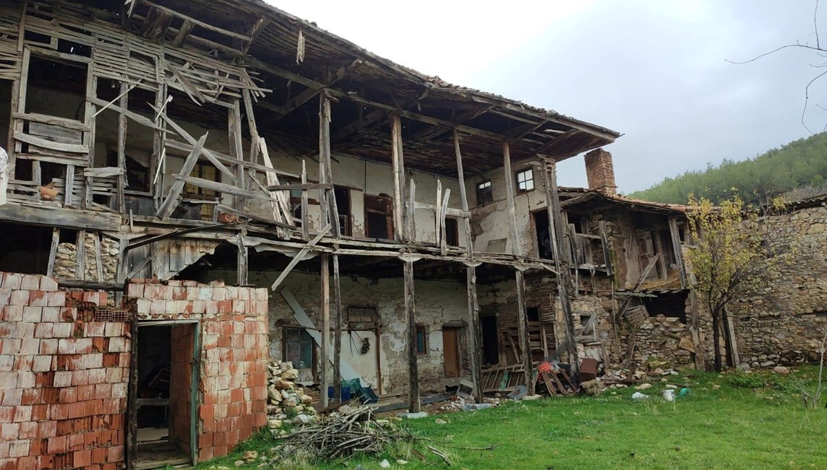 Asırlık konağın son hali içler acısı: Gün geçtikçe yok oluyor