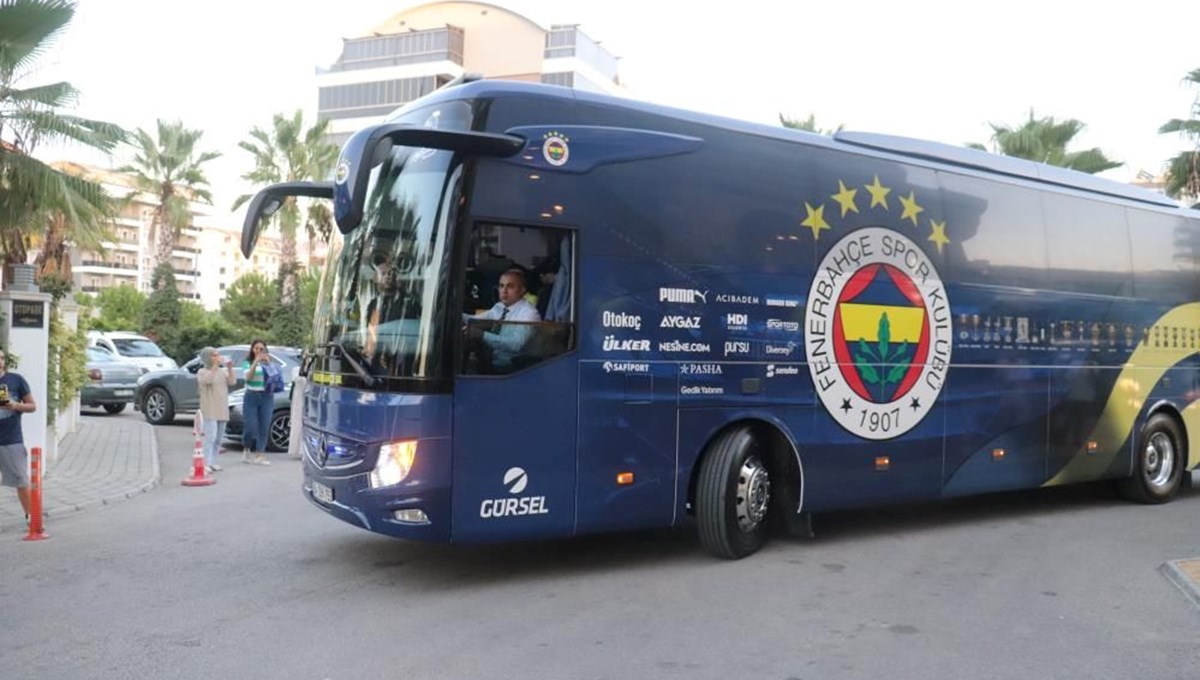 Fenerbahçe'ye Alanya'da meşale ve çiçeklerle karşılama