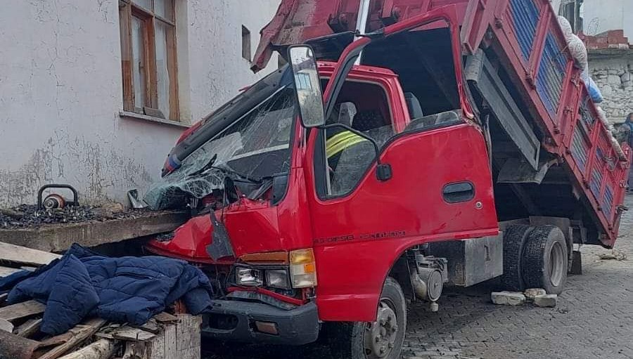 Manisa'da kamyon eve çarptı: Bir ölü, iki yaralı