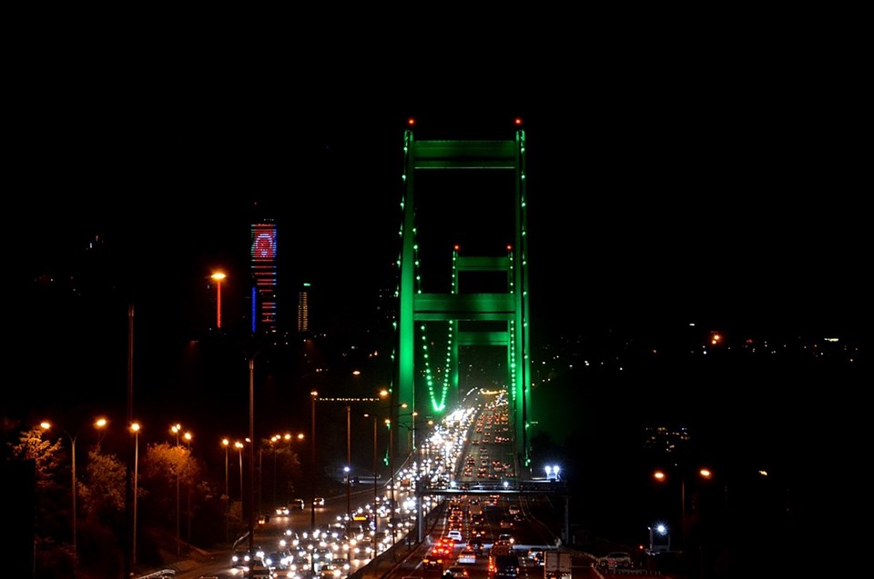 İstanbul'un köprüleri "serebral palsi" için yeşile büründü - 1
