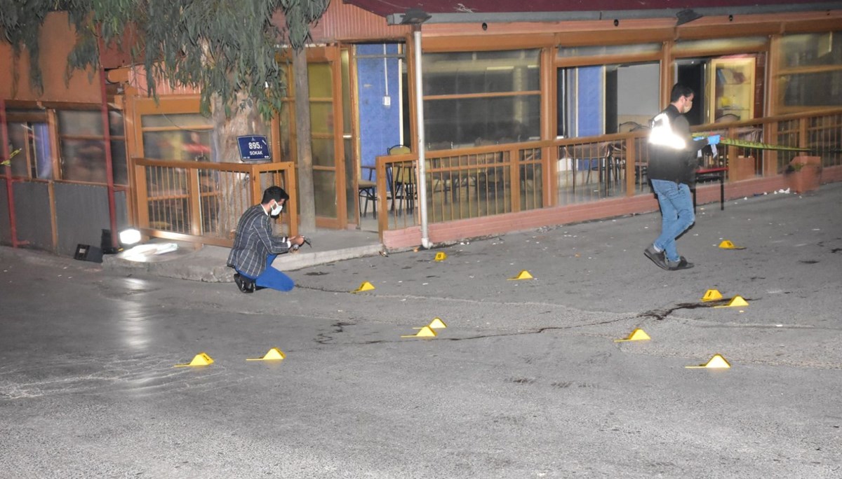 İzmir'de kahvehane önünde silahlı kavga: 1 ölü, 4 yaralı