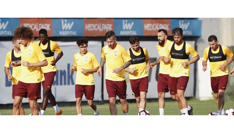 Son şampiyon Galatasaray sahaya çıktı