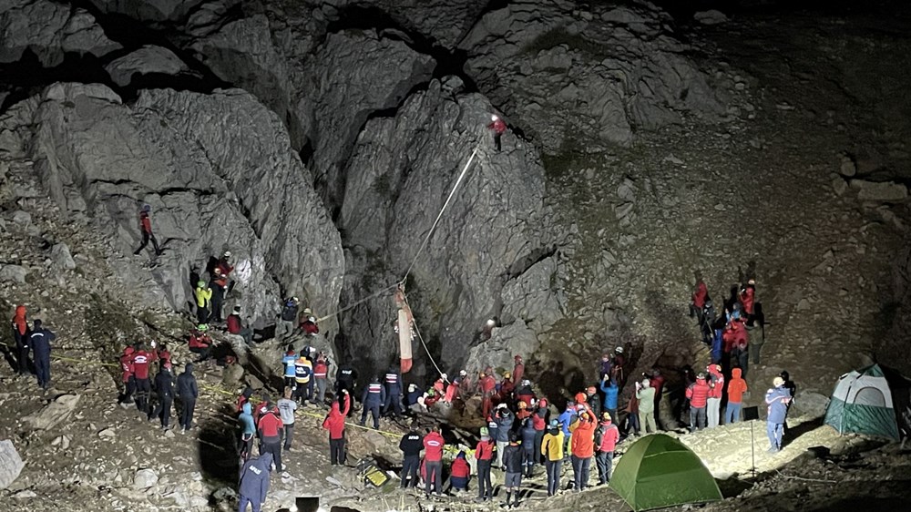 ABD'li dağcı rahatsızlanarak mahsur kaldığı mağaradan 9. günde kurtarıldı - 5