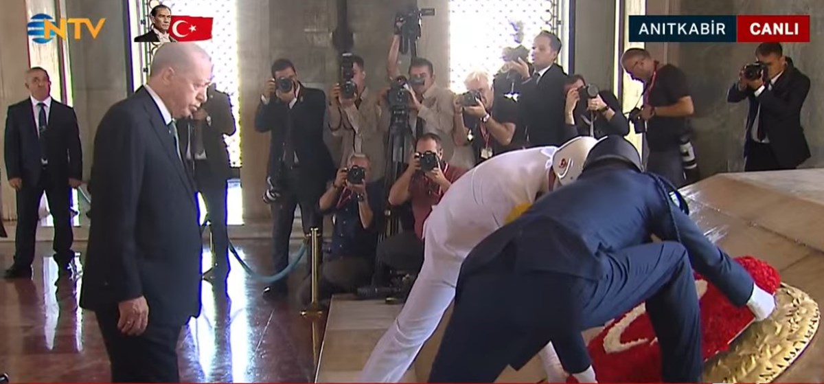 Cumhurbaşkanı Erdoğan, mozoleye çelenk bıraktı. Cumhurbaşkanı Erdoğan, mozoleye çelenk bıraktı.