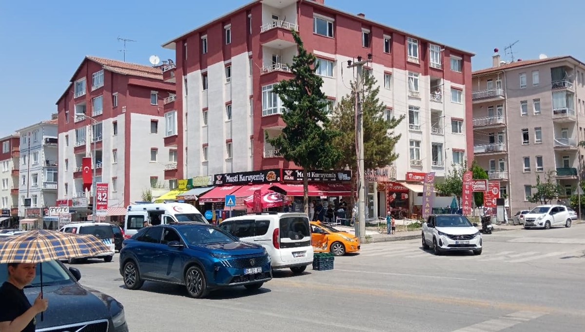 Taksi ile otomobil çarpıştı