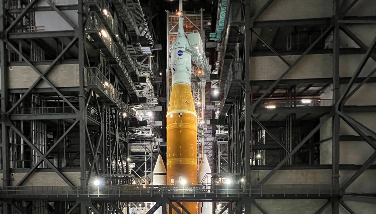 NASA Ay görevi için inşa edilen dev roketi, ilk kez fırlatma rampasına taşıyacak