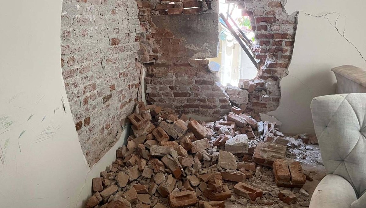 İzmir'de bir evin duvarı yıkıldı