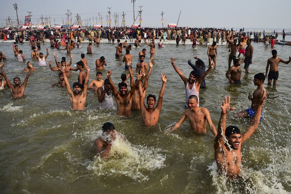 Binlerce Hindu Covid-19'a rağmen Ganj Nehri'ne girdi - 11