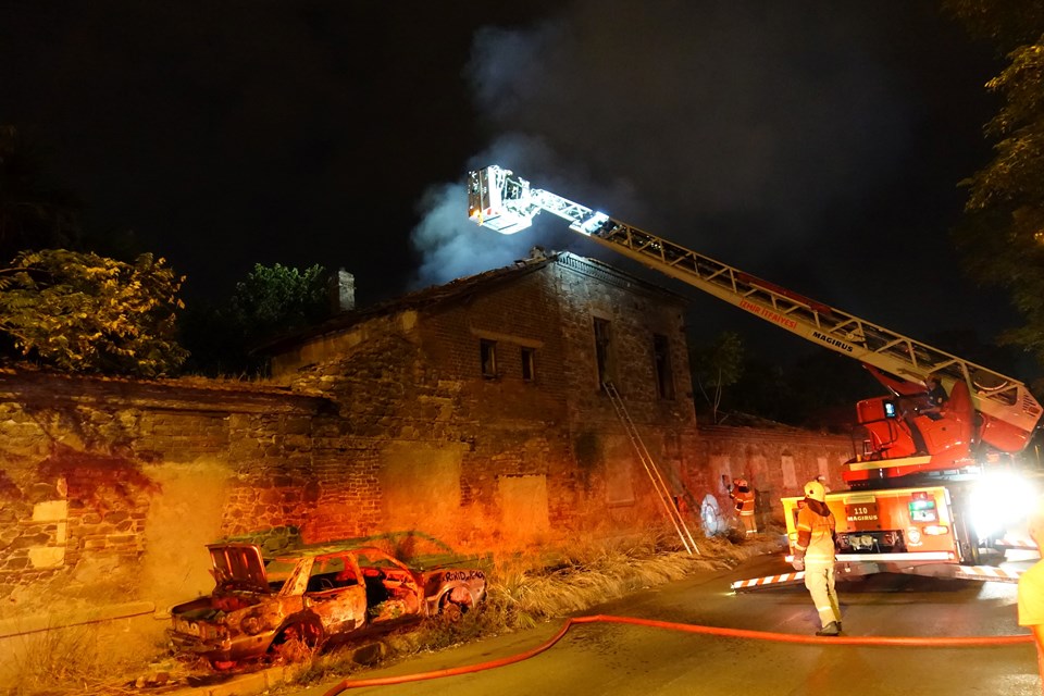 İzmir'de tarihi fabrika binasında yangın - 1