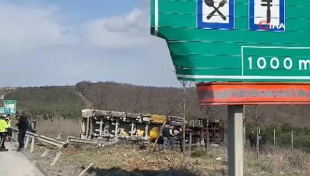 Kuzey Marmara Otoyolu’nda hafriyat kamyonu devrildi Kuzey Marmara Otoyolu’nda hafriyat kamyonu devrildi