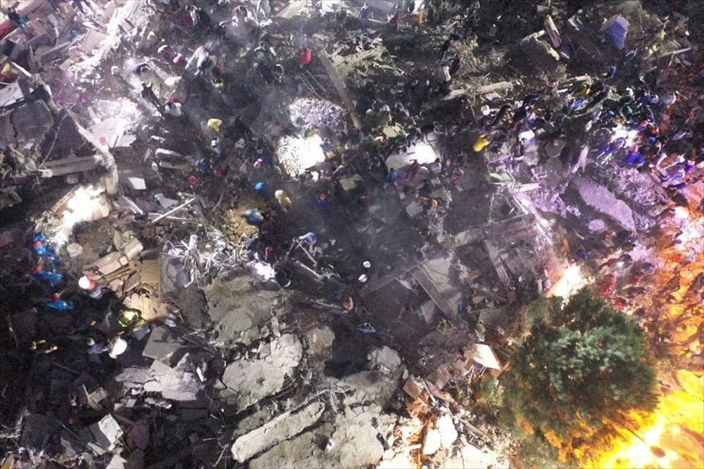 Enkaz altındakiler için zamana karşı yarış - 11