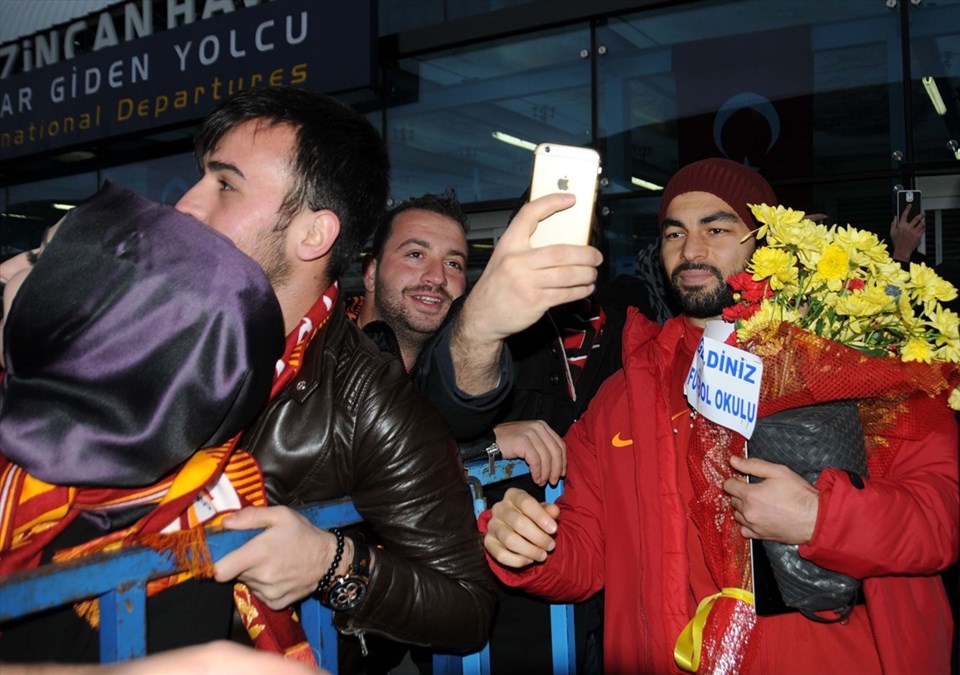 Taraftarlar sarı-kırmızılı takıma sevgi gösterilerinde bulunurken, havalimanı çıkışında meşaleler yaktı. Futbolcular, kendilerini karşılayan taraftarlar ile hatıra fotoğrafı çektirdi. Galatasaray kafilesi daha sonra otobüsle kentte konaklayacağı otele geçti.