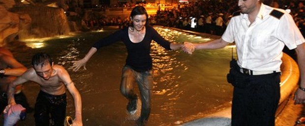 300 İspanyol Roma'da aşka geldi
