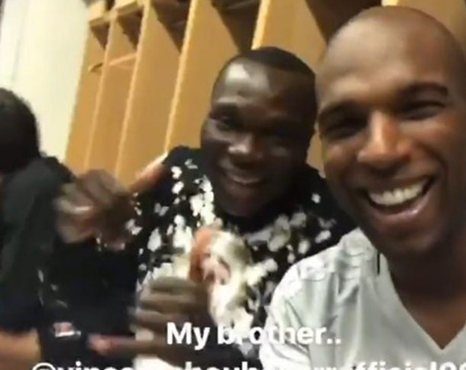 Vincent Aboubakar geçen sezon kiralık olarak forma giydiği Beşiktaş’ın soyunma odasında neşeli görüntüler sergiledi.