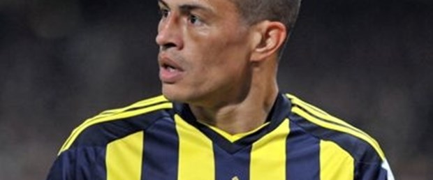 Alex trafik kazası geçirdi