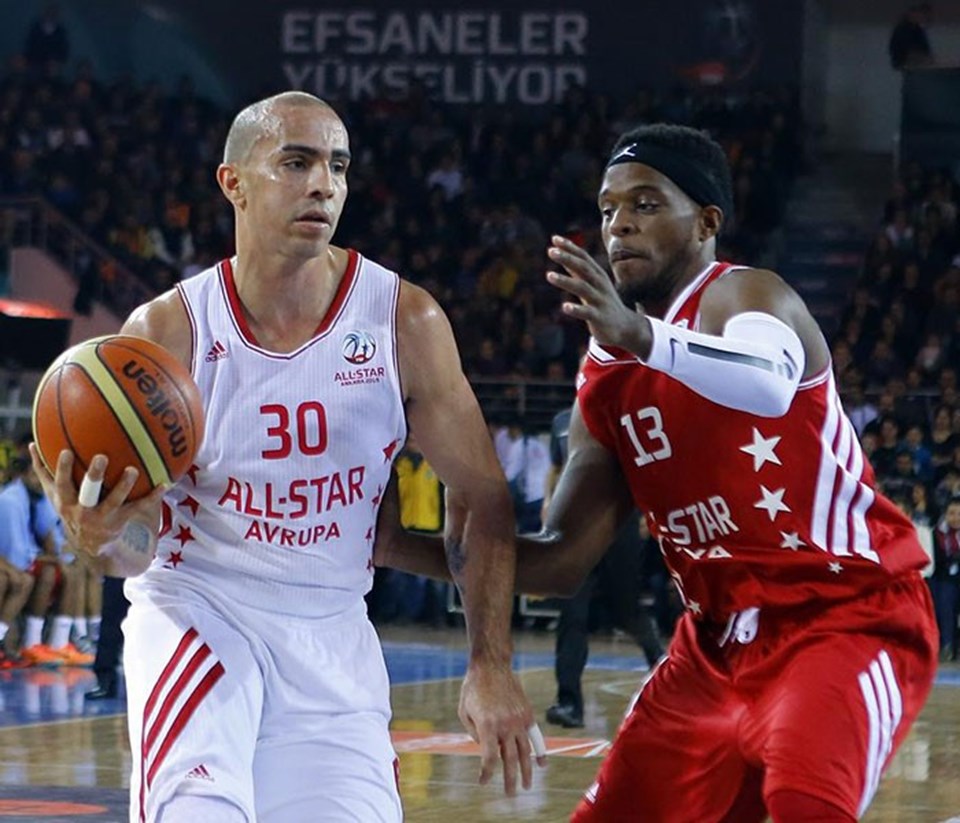 Bir pozisyonda Asya Karması'dan Bobby Dixon (13) ile Avrupa Karması'ndan Carlos Arroyo (30) karşı karşıya geldi
