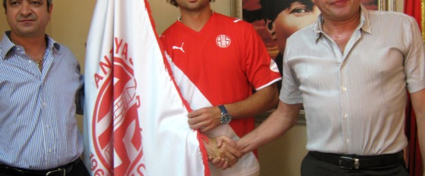 Antalyaspor Batak ile imzaladı