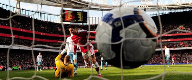 Arsenal zirve yolunda