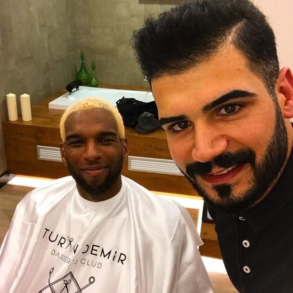 Berberiyle poz veren Ryan Babel için sosyal medyada "Dortmundlu Babel", "Recep İvedik kafası" ve "Muzlu Çikolata" gibi yorumlar yapıldı...