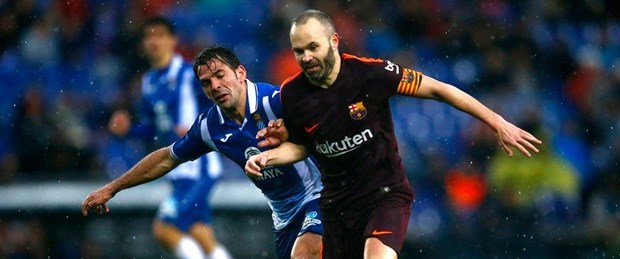 iniesta barcelona.jpg