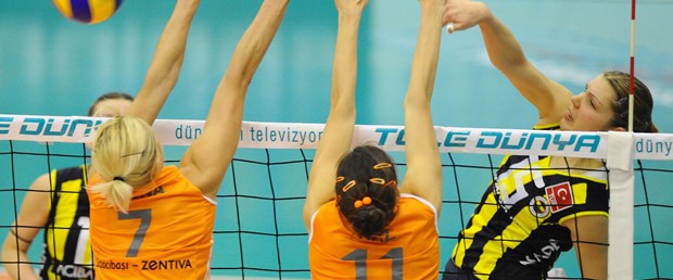 Bayanlarda kupa Eczacıbaşı'na gitti