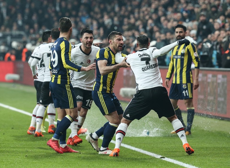 52. dakikada Quaresma kırmızı kartla oyun dışı kaldı. Quaresma, dışarı çıkmak istemezken; yerde kalan Jozef'in üzerine yürümek istedi. Diğer oyuncular da araya girdi ve maçta kısa süre gerginlik yaşadı. Olaylara karışan Mehmet Ekici de sarı kart gördü. 

