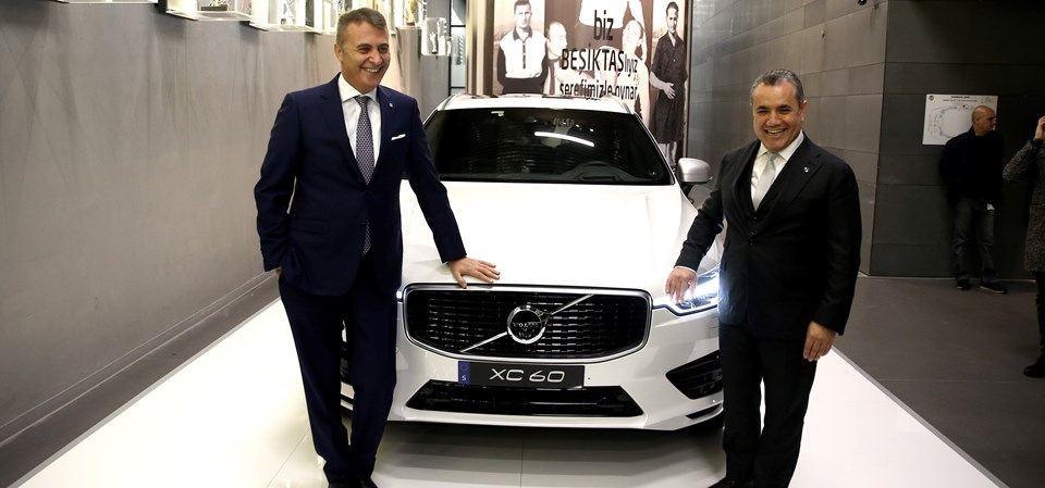Açıklamaların ardından Fikret Orman ile Sabri Sözen, Volvo CX 60 ile birlikte foto muhabirlerine poz verdi.