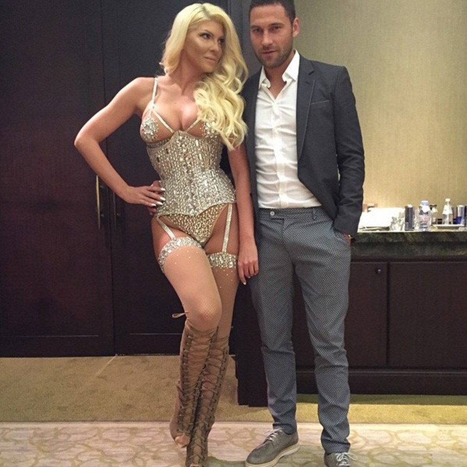 Dusko Tosic'in Sırbistan'da pop şarkıcısı olan eşi Jelena Karleusa, ülkesinde verdiği pozlarla gündemden hiç düşmüyor.