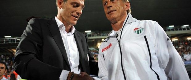 Bilic saygıyla eğildi