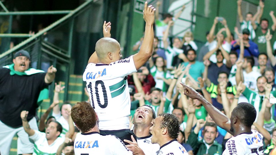 Alex, 1995 yılında başladığı profesyonel futbol kariyerine Coritiba FC takımında başlamıştır. 2 sezon oynadığı Coritiba FC’de başarılı bir performans sergileyen oyuncu diğer Brezilya takımlarının dikkatini çekmiş ve 1997’de Palmeiras'a transfer olmuştur. Coritiba FC’de 124 maça çıkmış 32 gol kaydetmiştir.