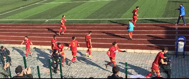 corlusporlu-oyuncular-gol-sevincinde-polise-gitti.jpg