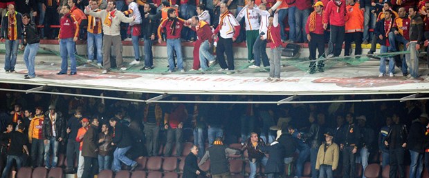 Derbide futbol gölgede kaldı