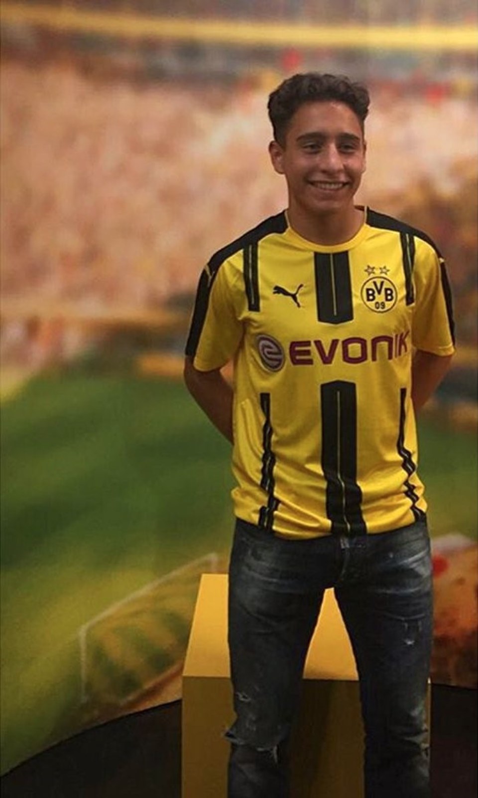 Dortmund'a transferiyle ilgili Twitter hesabından açıklama yapan Emre Mor, "Çok onur duydum ve mutluyum" dedi. Emre Mor mesajını Borussia Dortmunda formasını giyerek verdi.