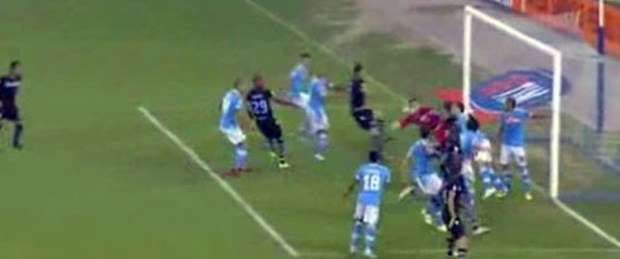 Eliyle attığı golü iptal ettirdi