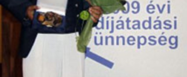 Elvan ödülünü aldı